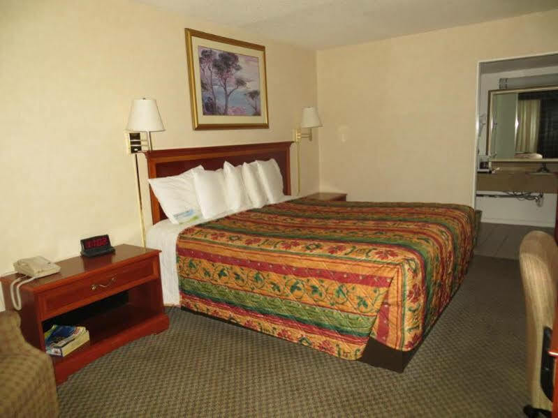 Knights Inn Colorado Springs Central Exterior photo